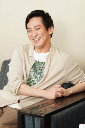 成河、亀田佳明が熱く語る！　新国立劇場が2024/2025シーズン開幕に放つマクドナーの傑作『ピローマン』