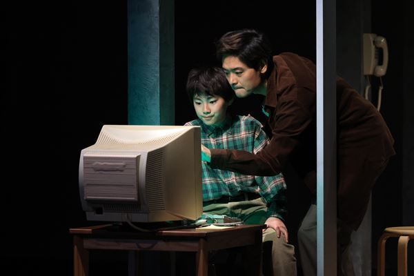 ヴェールを脱いだ新国立劇場『デカローグ』、開幕レポート