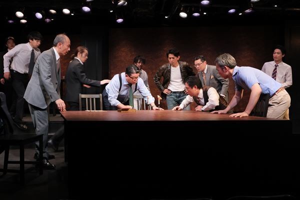 日本の劇団『十二人の怒れる男』が開幕。各劇団を代表する俳優たちの、個性ぶつかり合う緊迫の密室劇