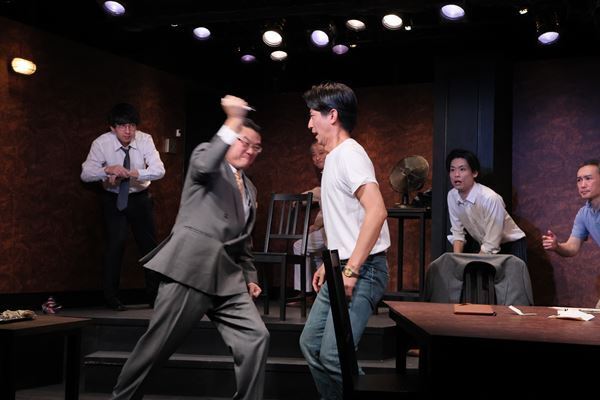 日本の劇団『十二人の怒れる男』が開幕。各劇団を代表する俳優たちの、個性ぶつかり合う緊迫の密室劇