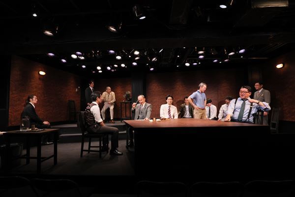 日本の劇団『十二人の怒れる男』が開幕。各劇団を代表する俳優たちの、個性ぶつかり合う緊迫の密室劇