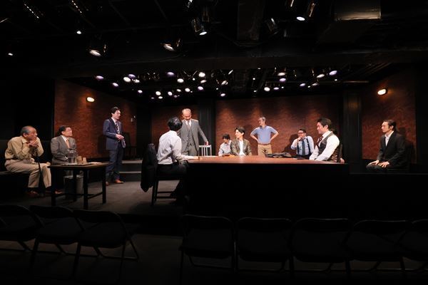 日本の劇団『十二人の怒れる男』が開幕。各劇団を代表する俳優たちの、個性ぶつかり合う緊迫の密室劇