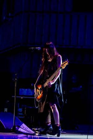 a flood of circle　デビュー15周年記念公演！序盤からクライマックス級の熱狂空間を生み出した、日比谷野音ワンマンをレポート