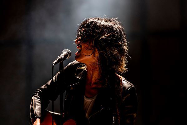 a flood of circle　デビュー15周年記念公演！序盤からクライマックス級の熱狂空間を生み出した、日比谷野音ワンマンをレポート