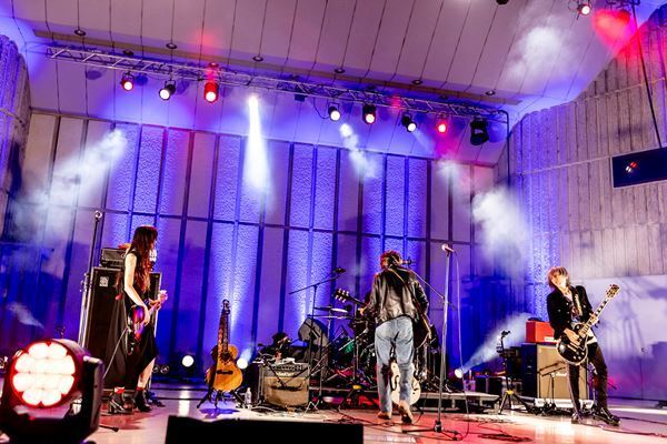 a flood of circle　デビュー15周年記念公演！序盤からクライマックス級の熱狂空間を生み出した、日比谷野音ワンマンをレポート