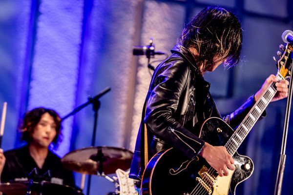 a flood of circle　デビュー15周年記念公演！序盤からクライマックス級の熱狂空間を生み出した、日比谷野音ワンマンをレポート