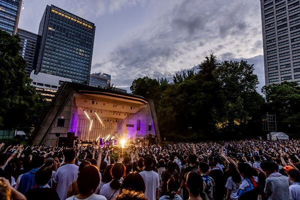 a flood of circle　デビュー15周年記念公演！序盤からクライマックス級の熱狂空間を生み出した、日比谷野音ワンマンをレポート