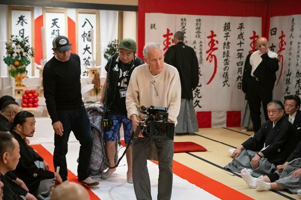 「渡辺謙が刑事役で歩いてくる姿だけで意識を乗っ取られる」　『TOKYO VICE』特別映像“マイケル・マン監督編”公開