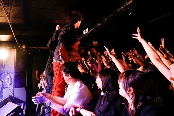 黒猫CHELSEA、新体制初ワンマンライブレポート「バンドっていうのは、最高っすね。楽しいです！」