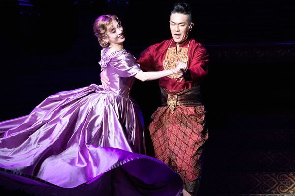 ミュージカルの金字塔『王様と私』が北村一輝と明日海りおで華やかに開幕