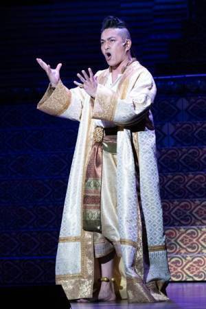 ミュージカルの金字塔『王様と私』が北村一輝と明日海りおで華やかに開幕