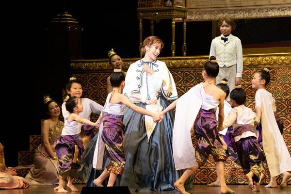 ミュージカルの金字塔『王様と私』が北村一輝と明日海りおで華やかに開幕