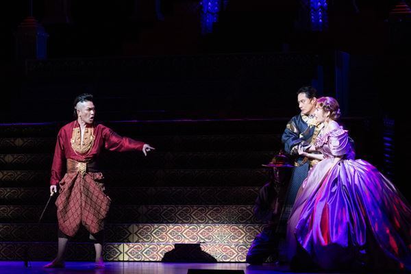 ミュージカルの金字塔『王様と私』が北村一輝と明日海りおで華やかに開幕