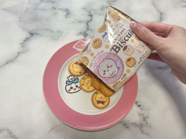 食玩とは思えないクオリティのちいかわ「刺繍缶バッジビスケット」をレビュー
