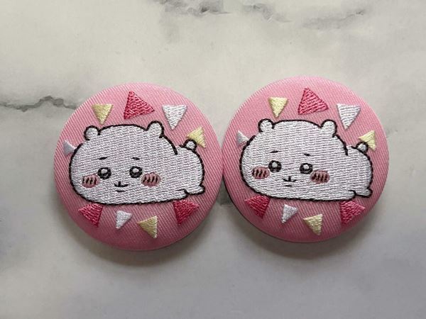 食玩とは思えないクオリティのちいかわ「刺繍缶バッジビスケット」をレビュー