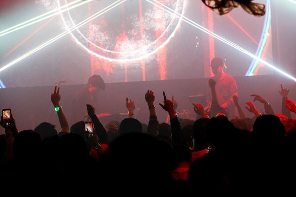 ExWHYZ、5カ月にわたる『eLATION』ツアーをオールナイトで完遂【レポート】