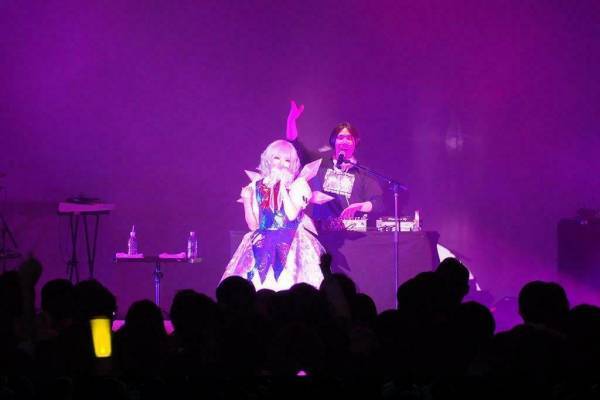 岸田教団&THE明星ロケッツ×草野華余子、ビートまりお(COOL&CREATE)らが『東方ダンマクカグラ』人気曲を生披露【ライブレポート】