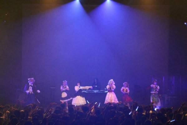 岸田教団&THE明星ロケッツ×草野華余子、ビートまりお(COOL&CREATE)らが『東方ダンマクカグラ』人気曲を生披露【ライブレポート】