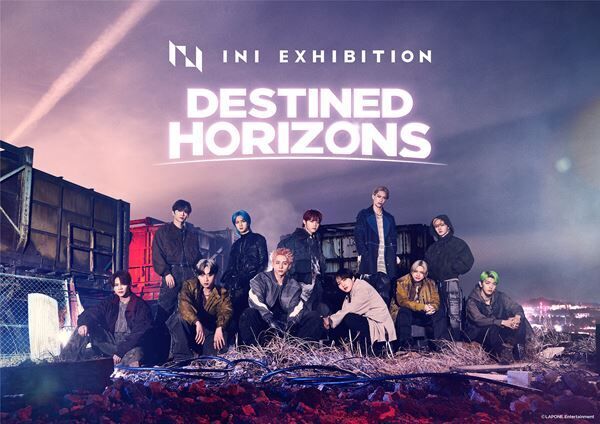 『INI EXHIBITION -DESTINED HORIZONS-』ビジュアル (C)LAPONE Entertainment