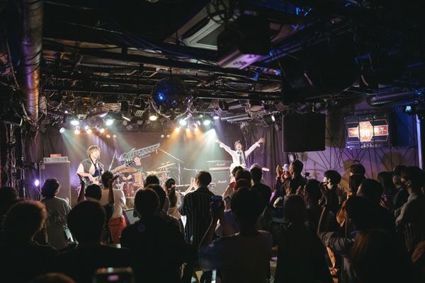 WOLVEs GROOVY×ゴホウビ×宇宙団『Grasshopper vol.23』ライブレポート