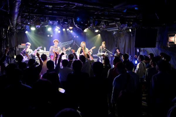 WOLVEs GROOVY×ゴホウビ×宇宙団『Grasshopper vol.23』ライブレポート