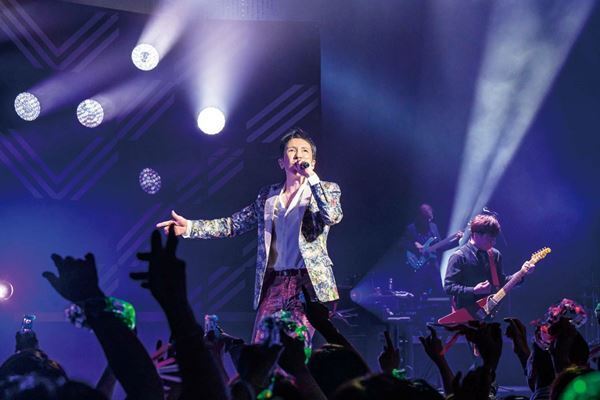 郷ひろみ、未発表曲「Superhero」を含む最新ライブ映像作品の収録詳細発表