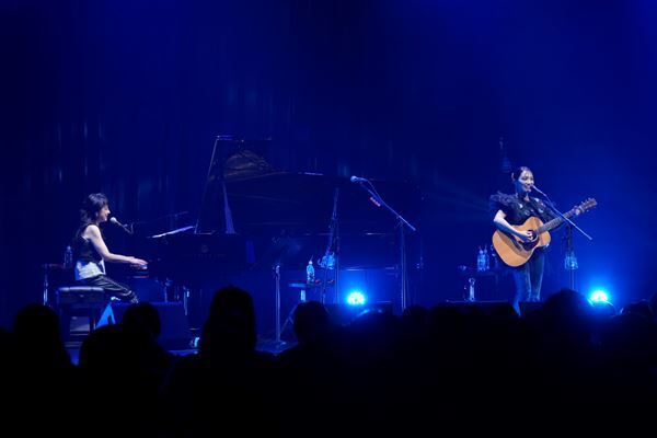 【ライブレポート】岸谷香×miwa、弾き語り2マンライブ　“正解不正解”を超えた“音楽の楽しさ、美しさ、かけがえのなさ”を堪能