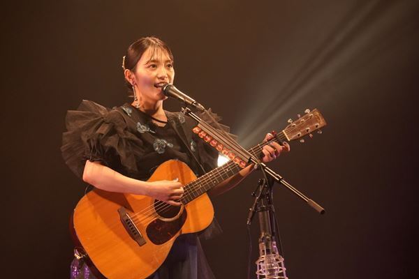【ライブレポート】岸谷香×miwa、弾き語り2マンライブ　“正解不正解”を超えた“音楽の楽しさ、美しさ、かけがえのなさ”を堪能