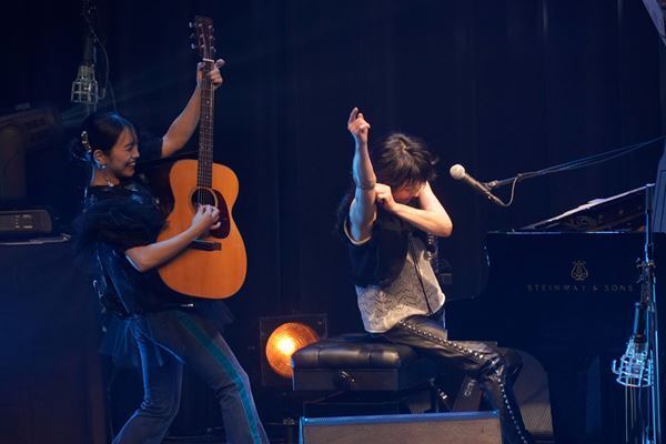 【ライブレポート】岸谷香×miwa、弾き語り2マンライブ　“正解不正解”を超えた“音楽の楽しさ、美しさ、かけがえのなさ”を堪能