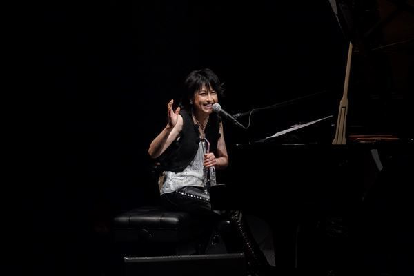 【ライブレポート】岸谷香×miwa、弾き語り2マンライブ　“正解不正解”を超えた“音楽の楽しさ、美しさ、かけがえのなさ”を堪能