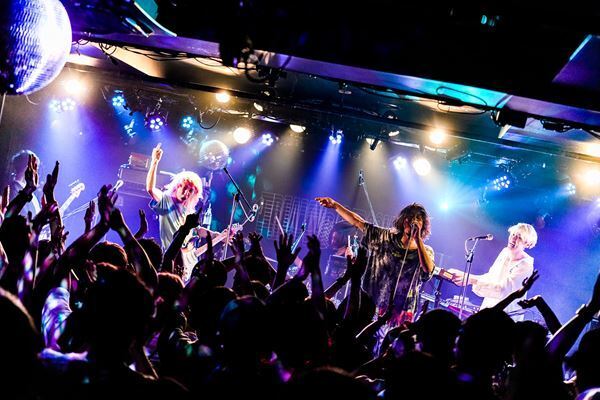【ライブレポート】the telephones、Wienners　熱狂の化学反応を起こした初の対バンライブ！