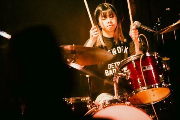 【ライブレポート】『Grasshopper vol.11』Khaki×Apes×THEティバ 三者三様のグッドミュージックで魅了した夜