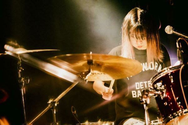 【ライブレポート】『Grasshopper vol.11』Khaki×Apes×THEティバ 三者三様のグッドミュージックで魅了した夜