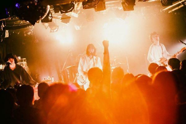 【ライブレポート】『Grasshopper vol.11』Khaki×Apes×THEティバ 三者三様のグッドミュージックで魅了した夜