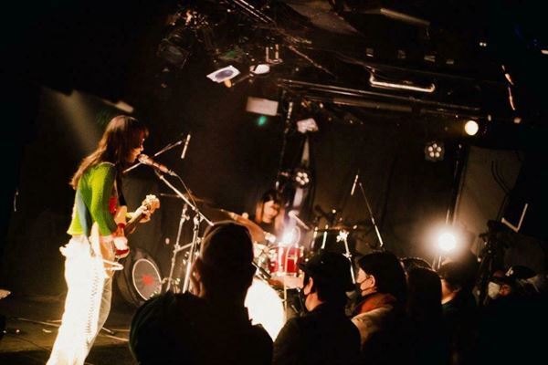 【ライブレポート】『Grasshopper vol.11』Khaki×Apes×THEティバ 三者三様のグッドミュージックで魅了した夜