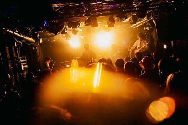 【ライブレポート】『Grasshopper vol.11』Khaki×Apes×THEティバ 三者三様のグッドミュージックで魅了した夜