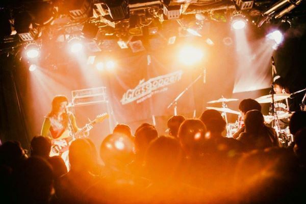 【ライブレポート】『Grasshopper vol.11』Khaki×Apes×THEティバ 三者三様のグッドミュージックで魅了した夜