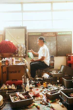 ラジオリスナーから集めたシールアート作品も初お披露目！　木梨憲武の展覧会『GOKAN～5感～』代官山で開催