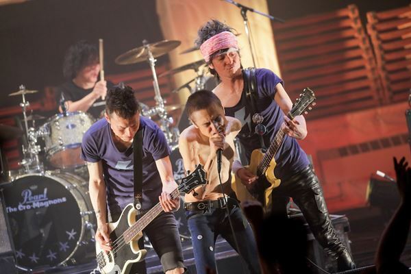 ザ・クロマニヨンズが2年ぶりのツアー完走、MVも収録したライブDVDリリース決定