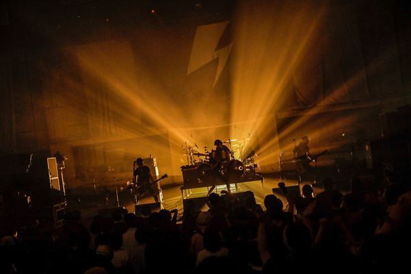 ザ・クロマニヨンズが2年ぶりのツアー完走、MVも収録したライブDVDリリース決定