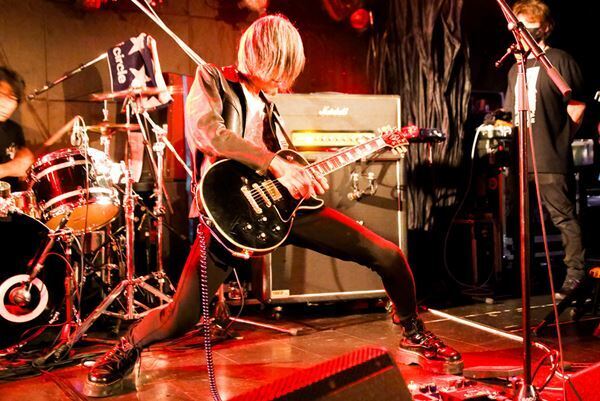 【ライブレポート】a flood of circle、全国ツアー中盤戦。会場を沸騰させる濃密なロックンロールショウ
