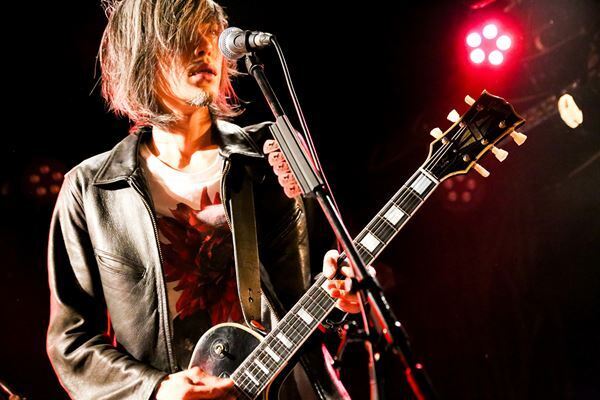 【ライブレポート】a flood of circle、全国ツアー中盤戦。会場を沸騰させる濃密なロックンロールショウ