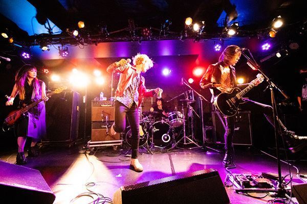 【ライブレポート】a flood of circle、全国ツアー中盤戦。会場を沸騰させる濃密なロックンロールショウ