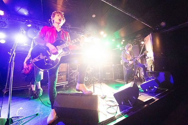 【ライブレポート】a flood of circle、全国ツアー中盤戦。会場を沸騰させる濃密なロックンロールショウ