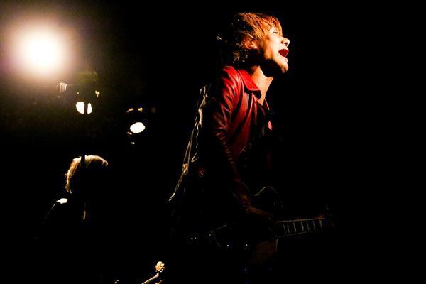 【ライブレポート】a flood of circle、全国ツアー中盤戦。会場を沸騰させる濃密なロックンロールショウ