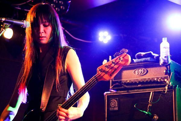 【ライブレポート】a flood of circle、全国ツアー中盤戦。会場を沸騰させる濃密なロックンロールショウ