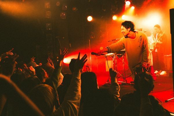 ゴホウビ、史上最大キャパでのワンマン開催　サポートの山崎裕也が新メンバーとして電撃加入