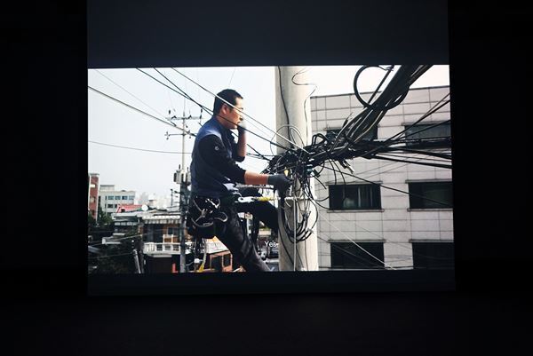 『遠距離現在 Universal / Remote』国立新美術館で開幕　ふたつの視点からコロナ禍を振り返り、未来と向き合う