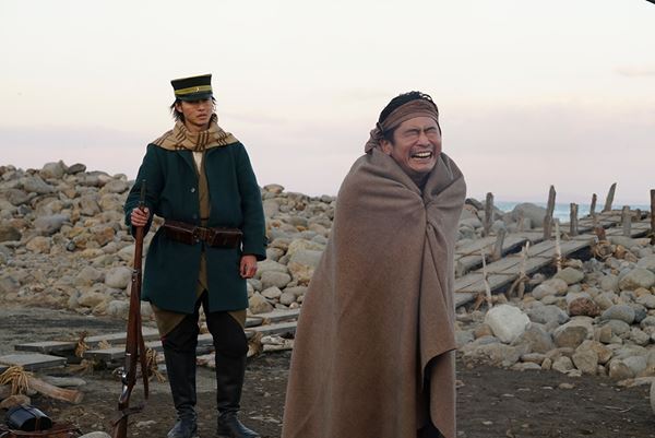 本日放送・配信『連続ドラマＷ ゴールデンカムイ』第2話に“辺見ちゃん”が登場！　場面写真16点も公開