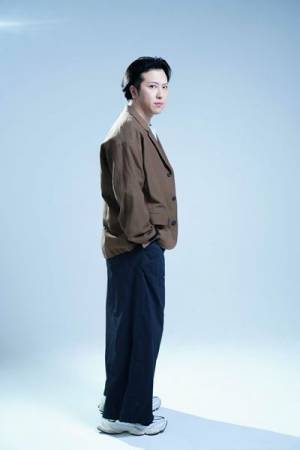 尾上松也「冒頭から結末までワクワク」　北村想『夫婦パラダイス～街の灯はそこに～』で憎みきれないクズな夫に